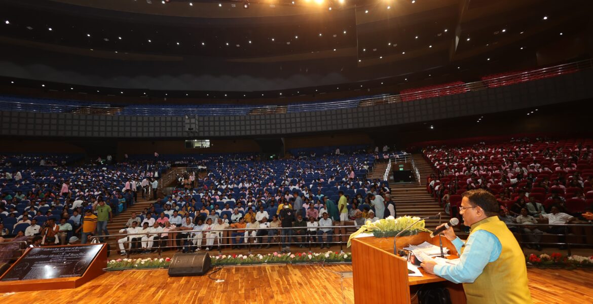 रजत जयंती के अवसर पर उपस्थित लोगों को संबोधित करते एवं श्री कौशल कुमार गिरी, चेयरमैन, अम्बेदकर ग्रुप ऑफ इंस्टीच्यूशन, पटना
